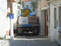 LKW in einer der schmalen Strassen von Kokkari