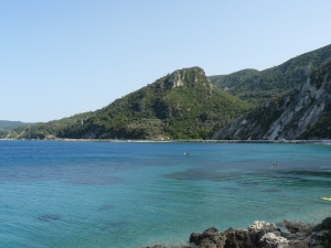 Η παραλία Αυλάκια κοντά στο Κοκκάρι. Η παραλία Αυλάκια κοντά στο Κοκκάρι