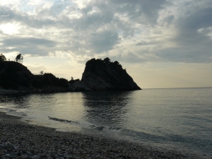 Het strand van Potami aan de westkant van Samos bij zonsondergang. Het strand van Potami aan de westkant van Samos bij zonsondergang