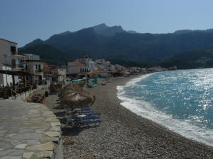 Kokkari köyünün plajı. zambouKokkari köyünün plajı